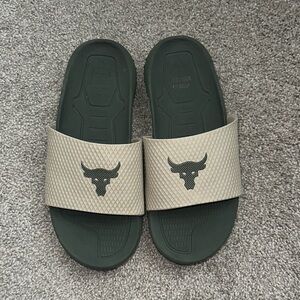 Buffalo David Bitton Cream and Green Sandals with Wide Strap